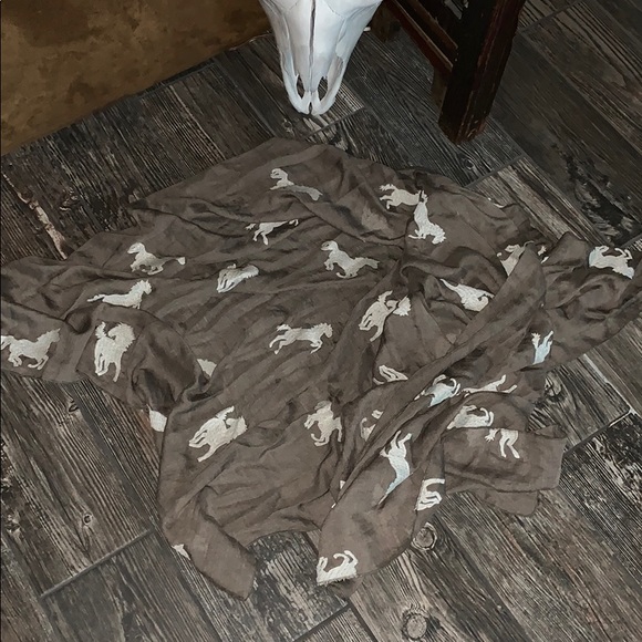 **WHOLESALE** Ladies Embroidered Horse Scarf - Picture 4 of 5